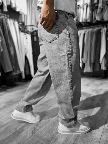 Стильные серый джинсы широкого кроя 